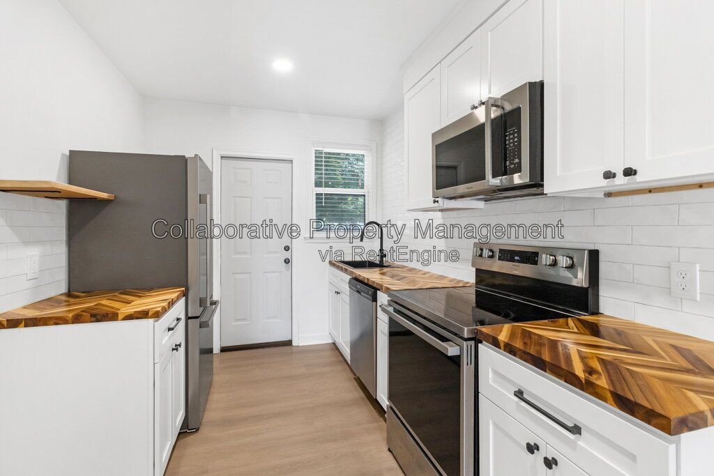 Welcome to 127 Hibsicus Avenue, a recently renovated 2 bedroom 1 bath apartment in one of Savannah’s most convenient locations. property image
