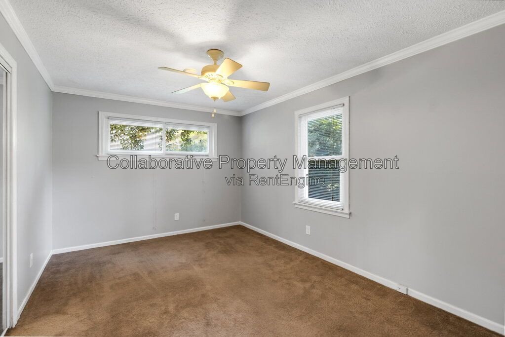 Charming, 3 bedroom, 1.5 bathroom ranch on large fenced lot in mid town Savannah! property image