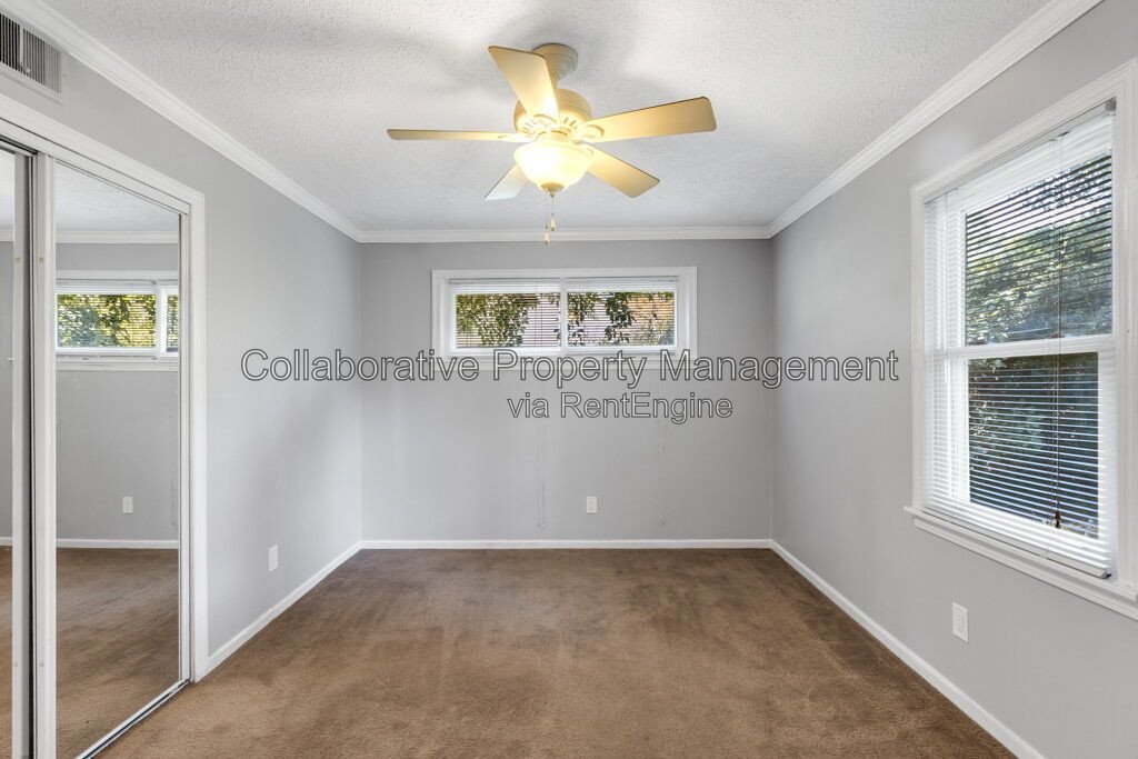 Charming, 3 bedroom, 1.5 bathroom ranch on large fenced lot in mid town Savannah! property image