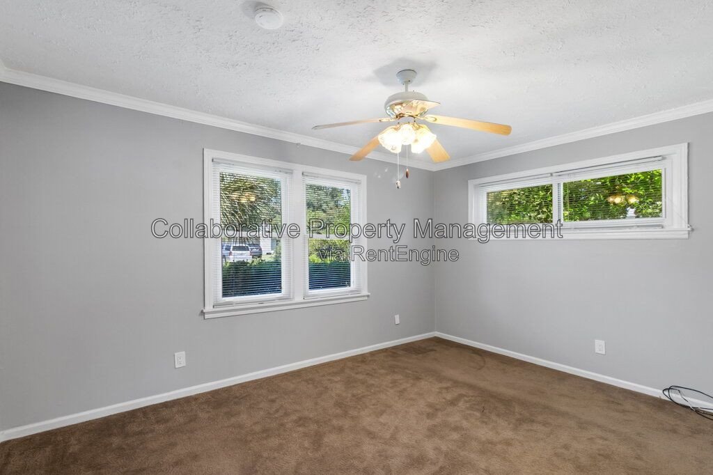 Charming, 3 bedroom, 1.5 bathroom ranch on large fenced lot in mid town Savannah! property image
