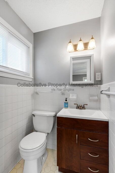 Charming, 3 bedroom, 1.5 bathroom ranch on large fenced lot in mid town Savannah! property image