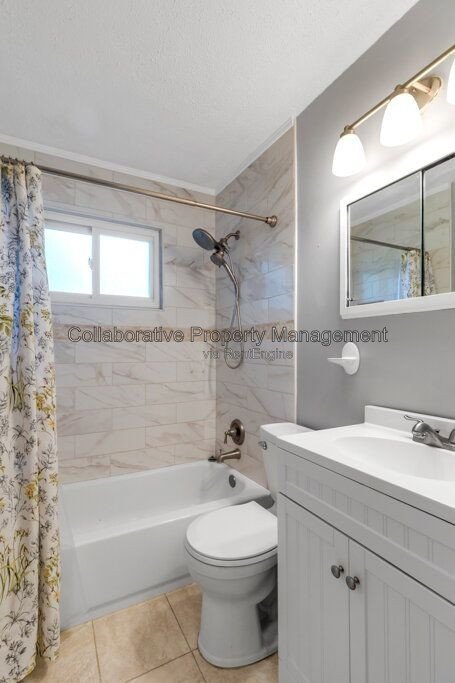 Charming, 3 bedroom, 1.5 bathroom ranch on large fenced lot in mid town Savannah! property image