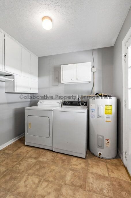Charming, 3 bedroom, 1.5 bathroom ranch on large fenced lot in mid town Savannah! property image