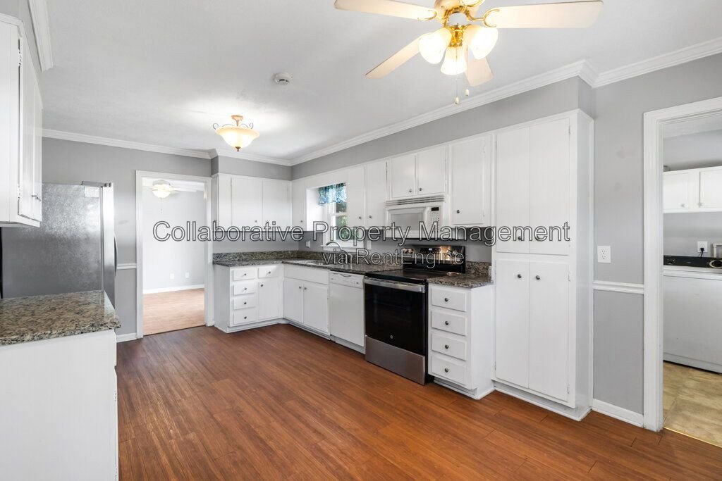 Charming, 3 bedroom, 1.5 bathroom ranch on large fenced lot in mid town Savannah! property image