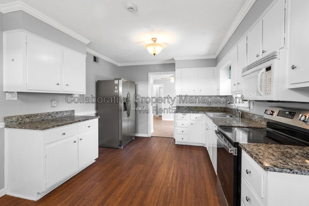 Charming, 3 bedroom, 1.5 bathroom ranch on large fenced lot in mid town Savannah! property image
