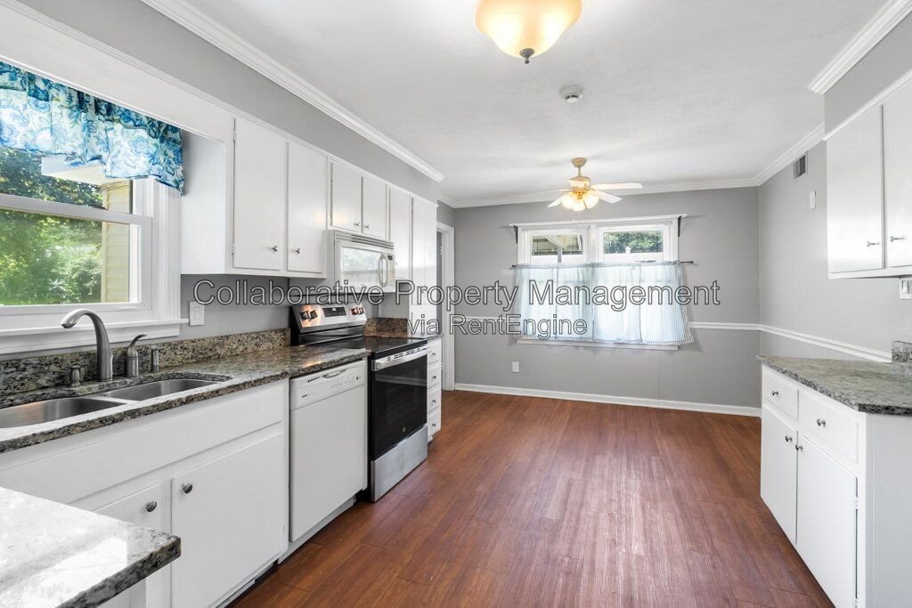 Charming, 3 bedroom, 1.5 bathroom ranch on large fenced lot in mid town Savannah! property image