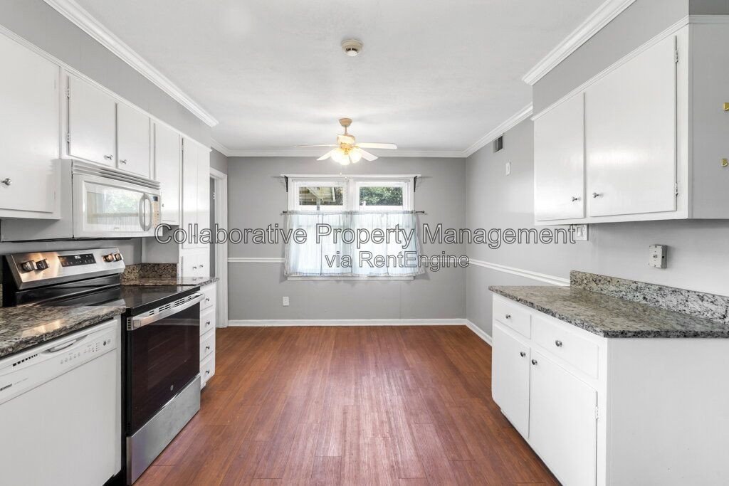 Charming, 3 bedroom, 1.5 bathroom ranch on large fenced lot in mid town Savannah! property image